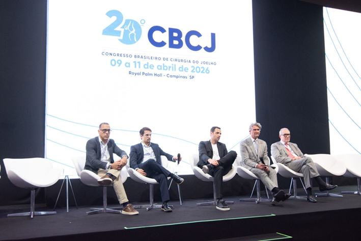 Painel internacional de discussão durante o Congresso Brasileiro de Cirurgia do Joelho 2026.