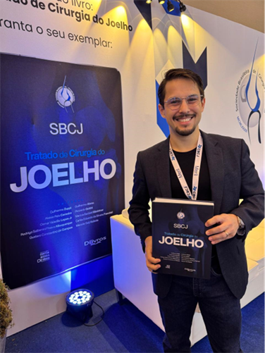Dr. Pedro Giglio com o Tratado de Cirurgia do Joelho da Sociedade Brasileira de Cirurgia do Joelho.